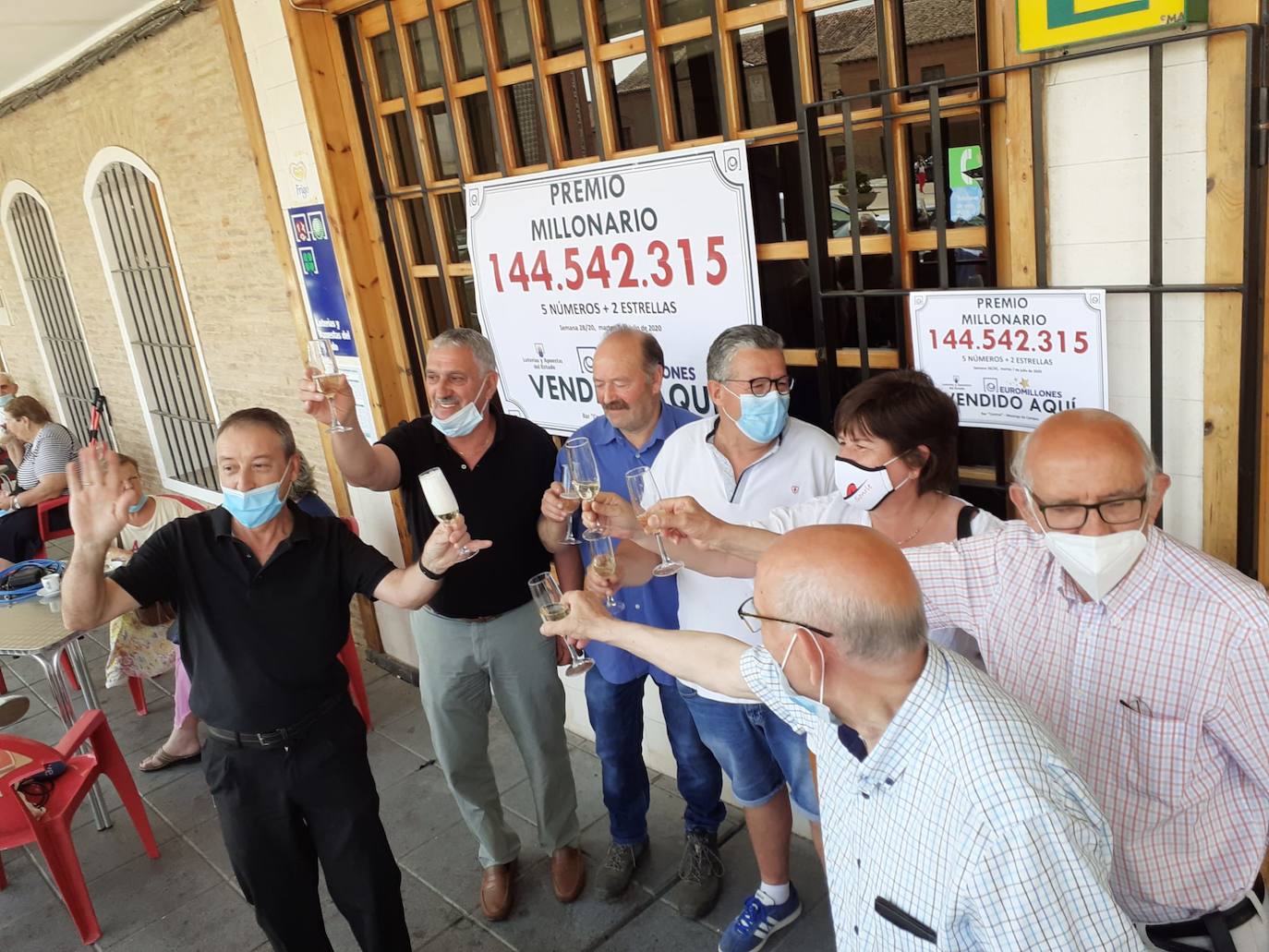 Los miembros de la peña de Mayorga celebran el premio.