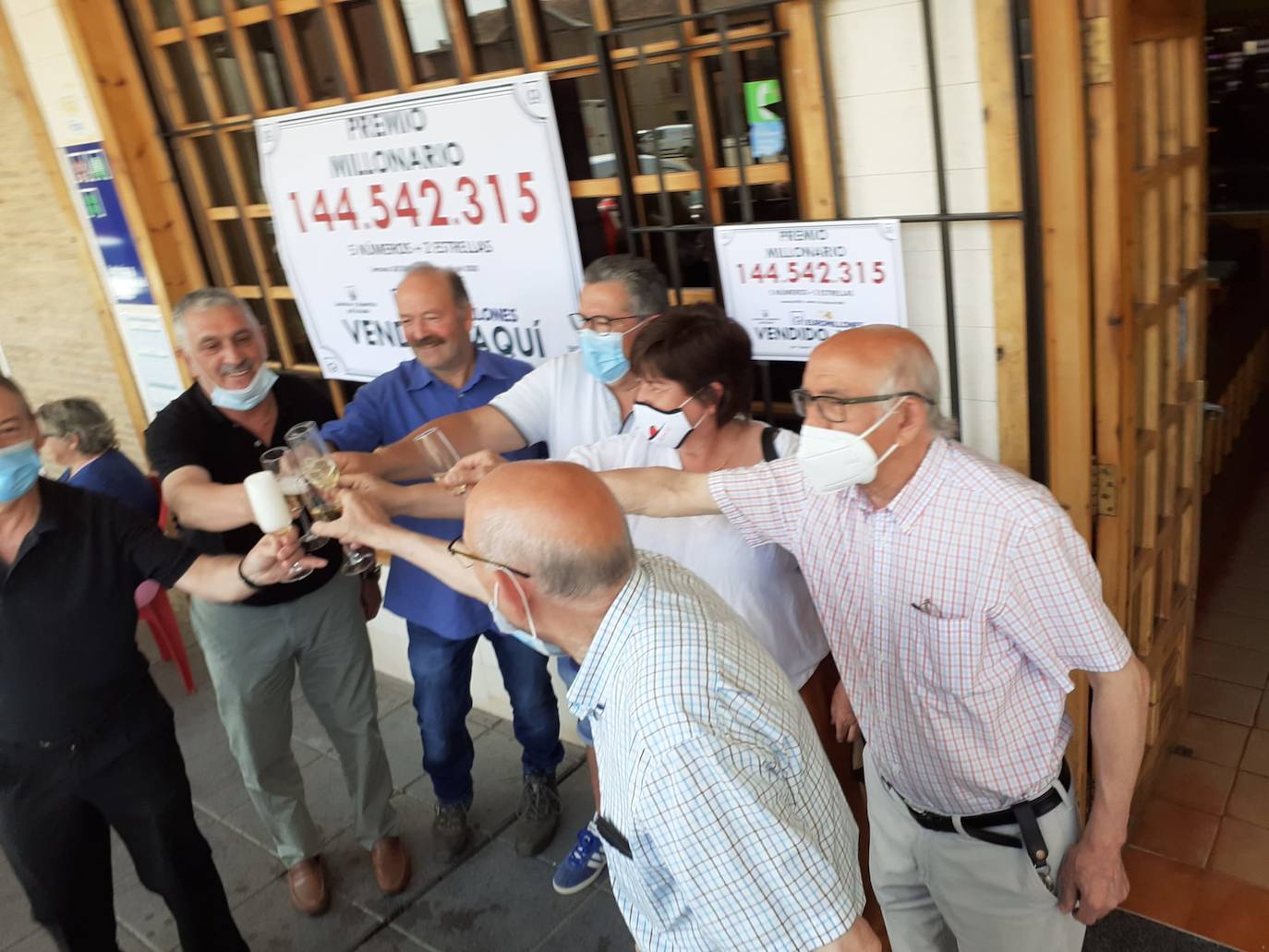 Los miembros de la peña de Mayorga celebran el premio.