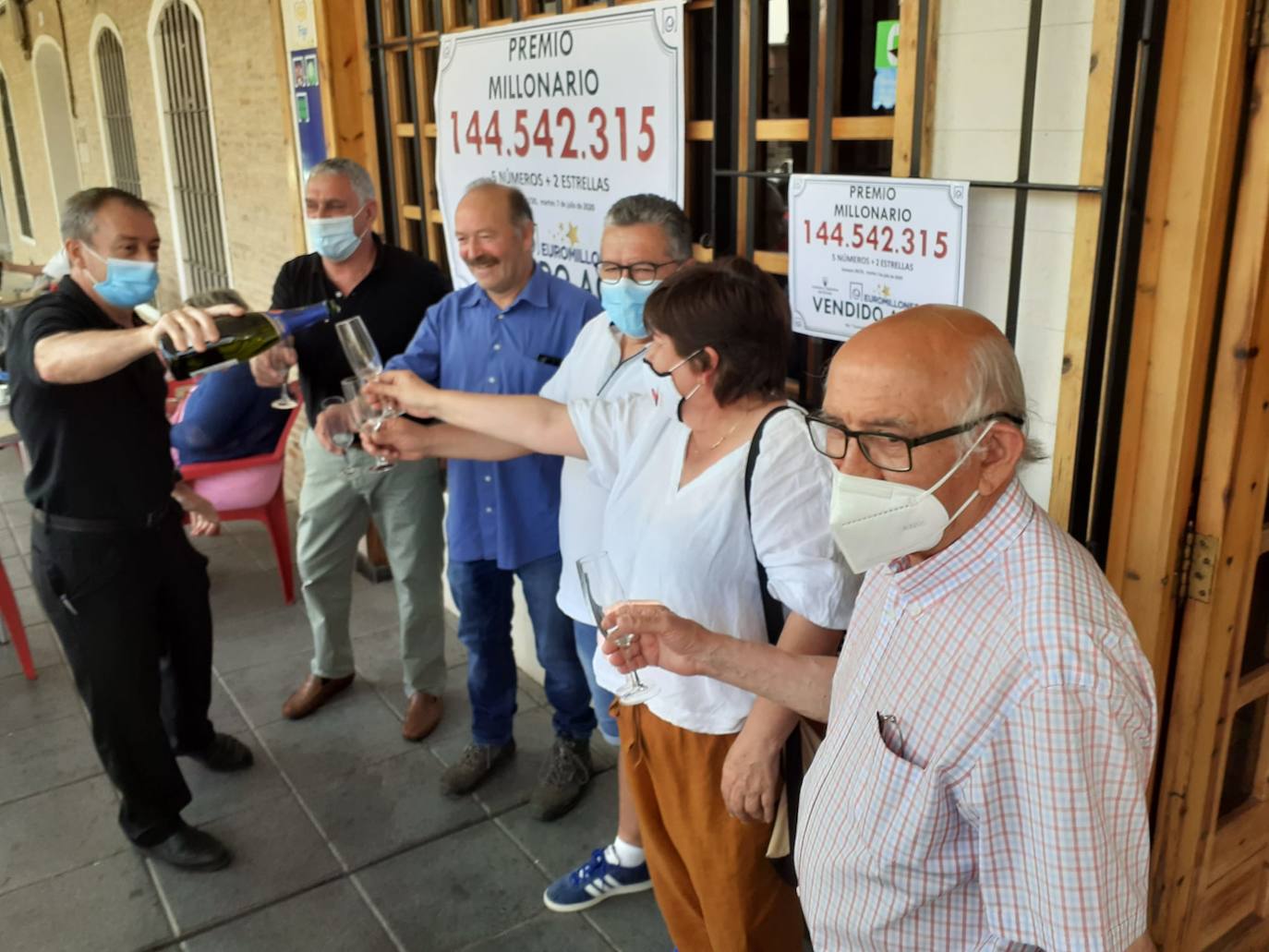 Los miembros de la peña de Mayorga celebran el premio.