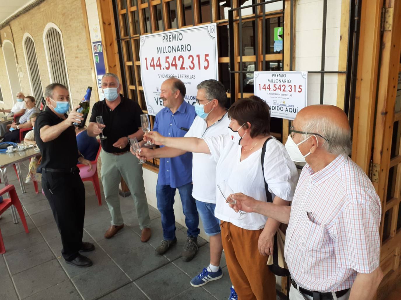 Los miembros de la peña de Mayorga celebran el premio.