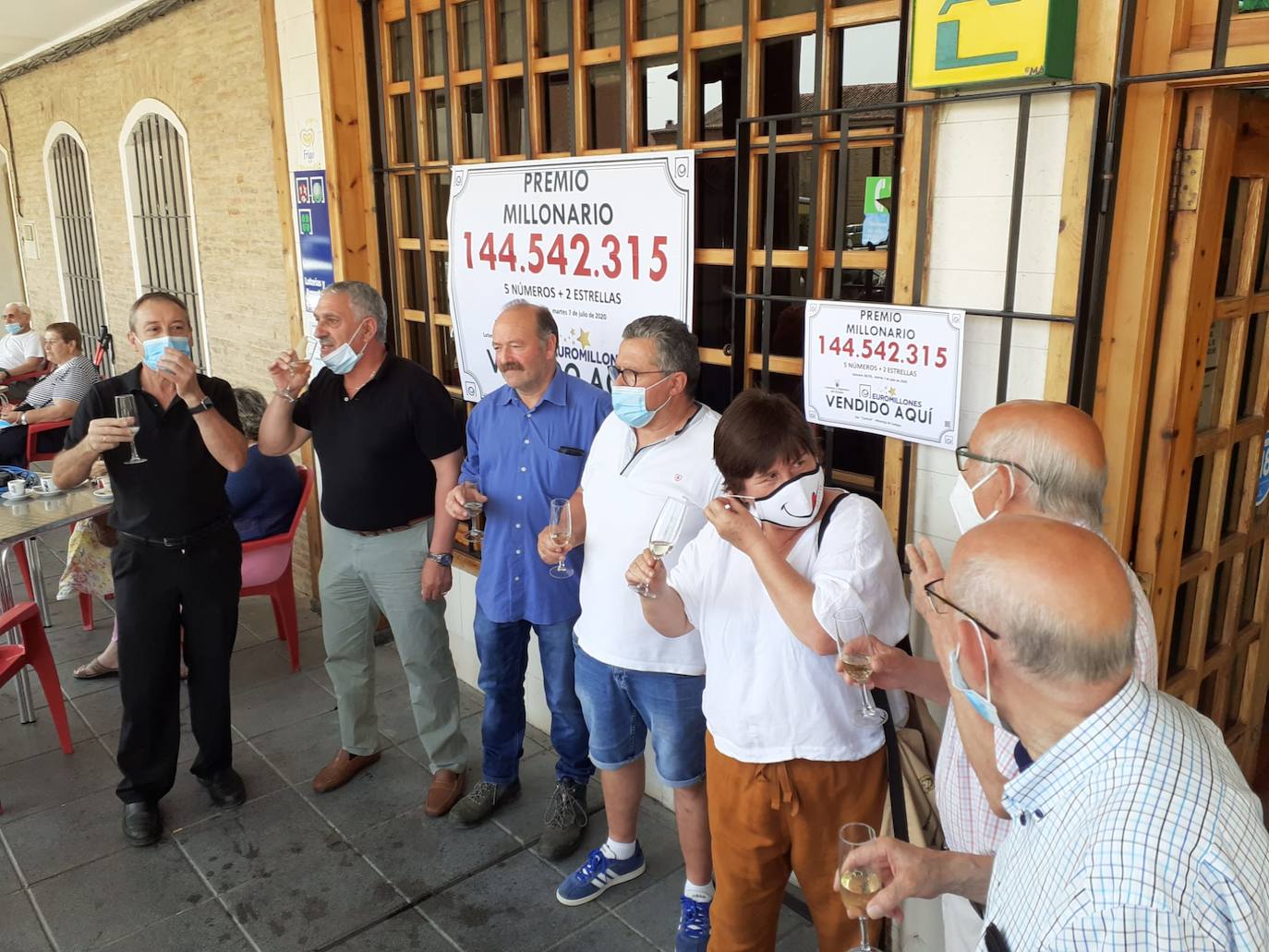 Los miembros de la peña de Mayorga celebran el premio.