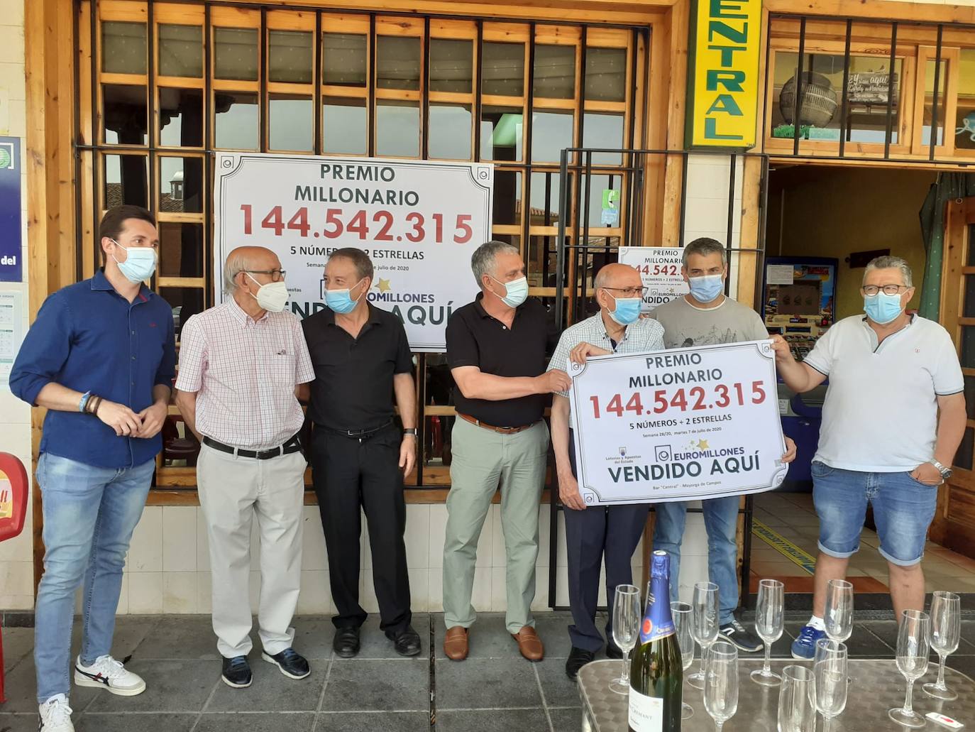 Los miembros de la peña de Mayorga celebran el premio.