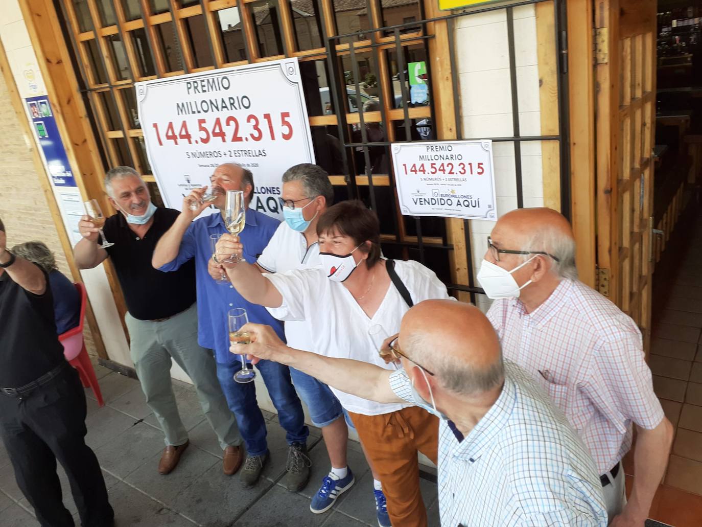 Los miembros de la peña de Mayorga celebran el premio.