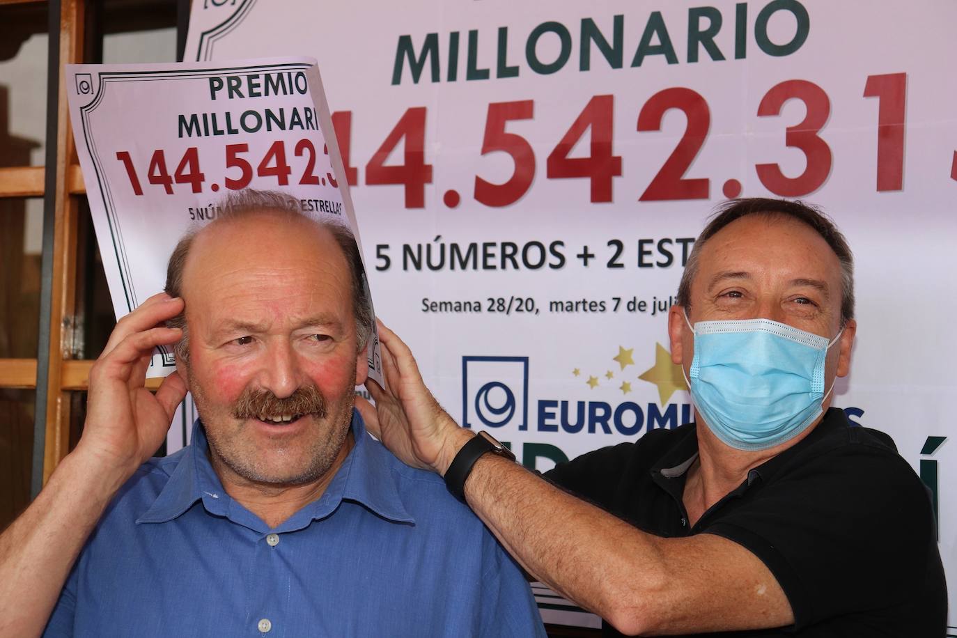 Fotos: Los agraciados con el Euromillones de Mayorga celebran el premio