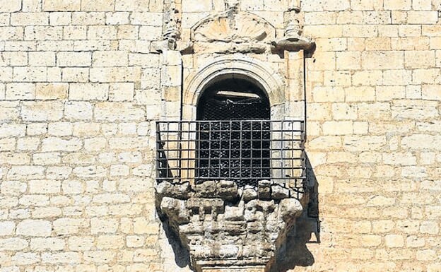 Balcón de estilo plateresco en uno de los muros del castillo.