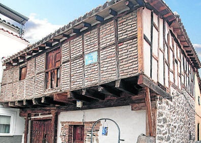 Imagen secundaria 1 - Arriba, Iglesia de Santiago Aposto; casa típica en la plaza de la Santísima Trinidad y La Picota (S. XVI).