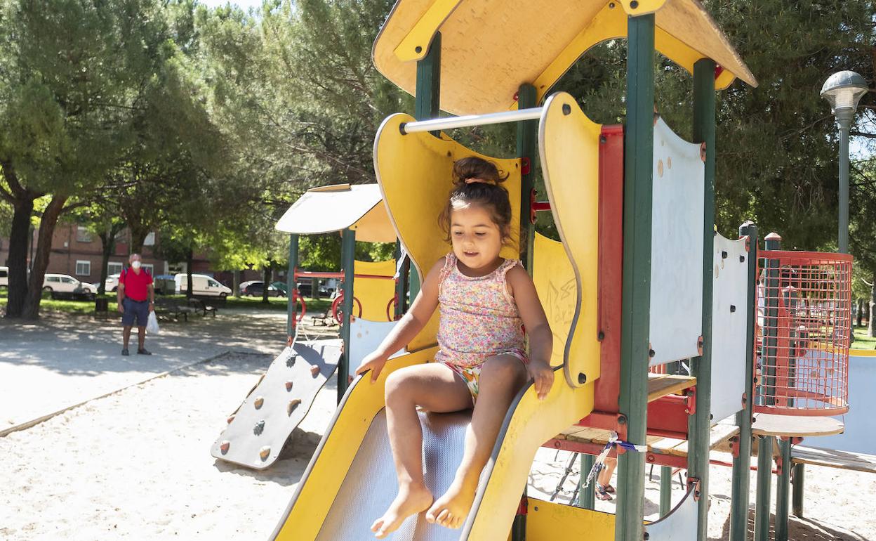 Una niña en el parque infantil del parque Gandhi de las Delicias. 