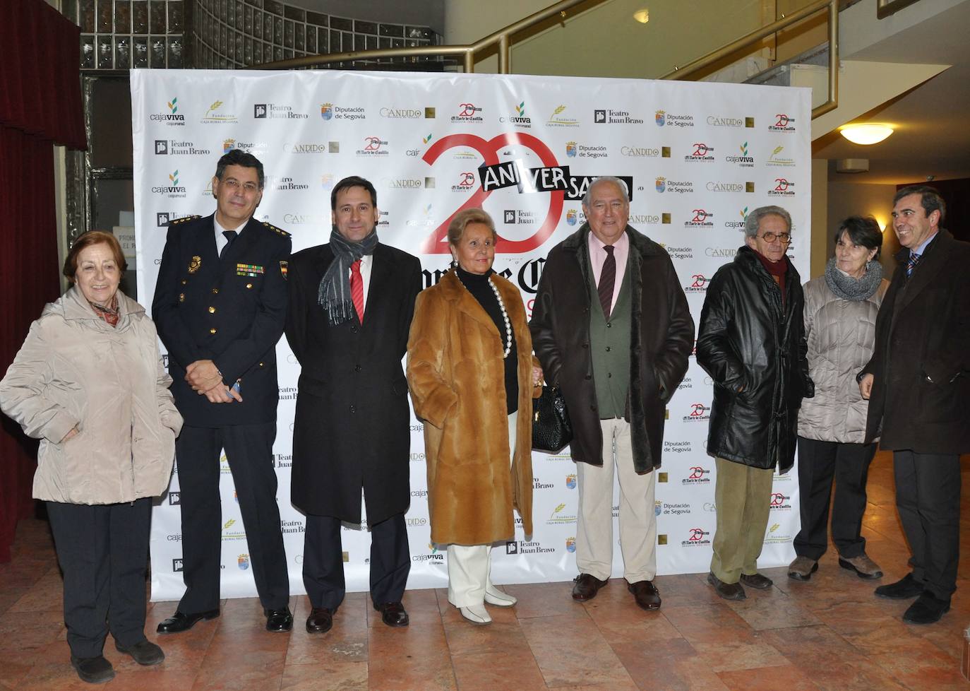 Asistentes a la celebración del 20 aniversario de El Norte de Castilla en Segovia. Carmen Oleo (ex funcionaria); el comisario jefe, Jesús Herranz; Gonzalo Vivancos, alcalde de Fuenterrebollo; el ex alcalde Ramón Escobar junto a Milagros Lago; Jesús Serrano y Aurora de la Puente, ex funcionarios; y Luis Miguel del Pozo (Museo Esteban Vicente) en la celebración del 20 aniversario de El Norte de Castilla en Segovia en 1212.