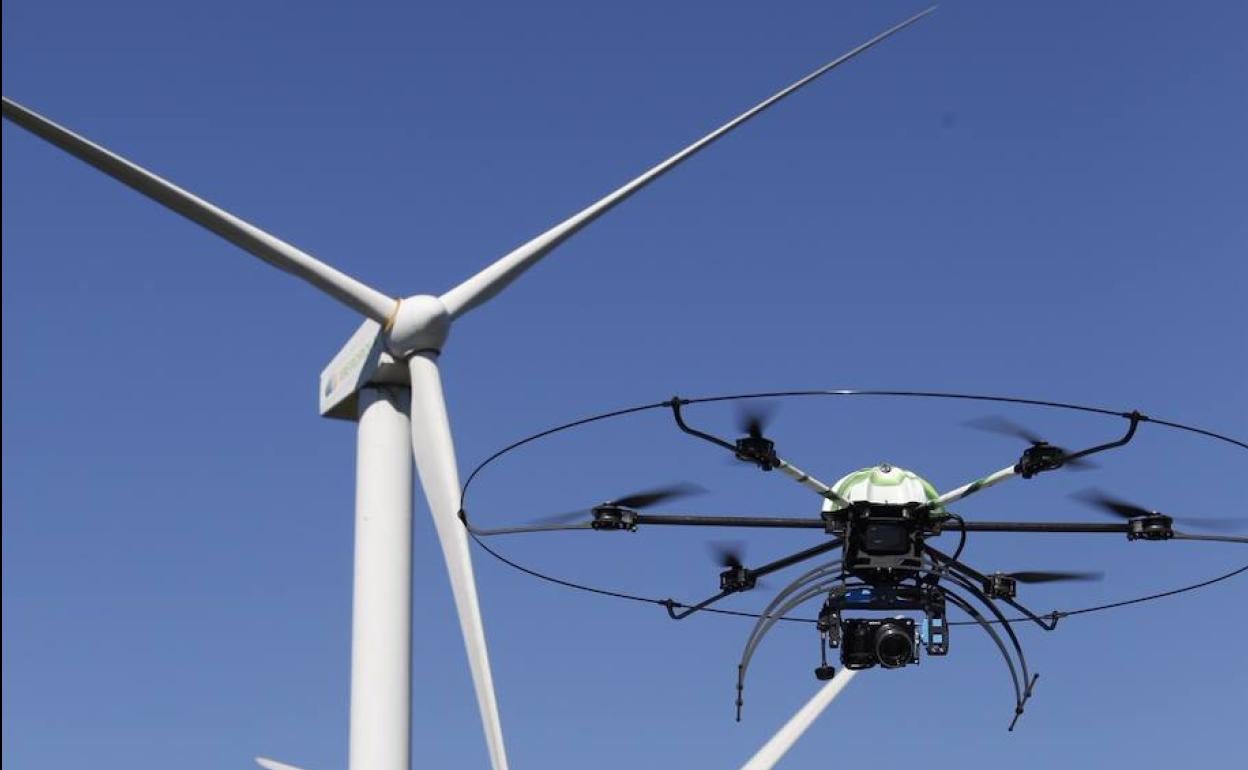 El aracnocóptero de la empresa Arbórea revisa las palas de los aerogeneradores del parque eólico Sierra de Dueña, en Salamanca. 