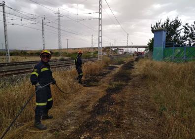 Imagen secundaria 1 - Imágenes de las distintas actuaciones llevadas a cabo ayer por los bomberos de Baltanás.