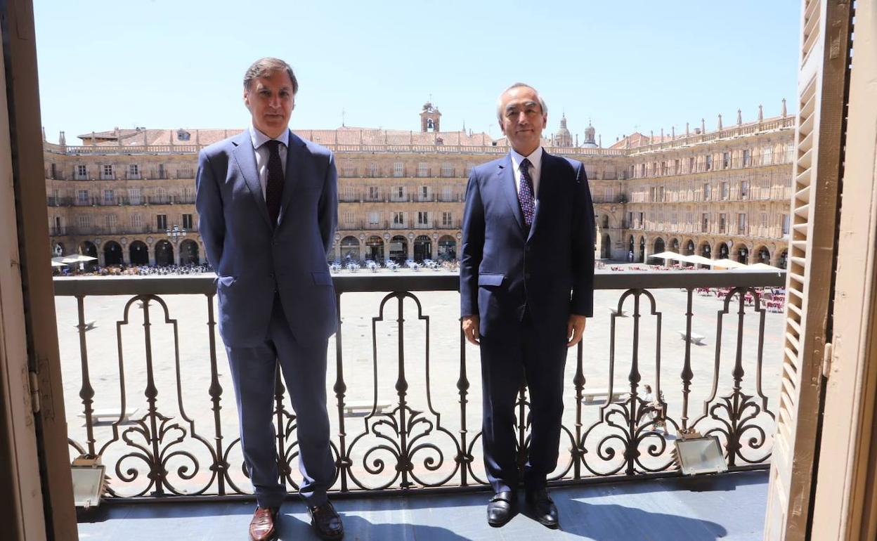 Carlos García Carbayo y el embajador japonés Kenji Hiramatsu.