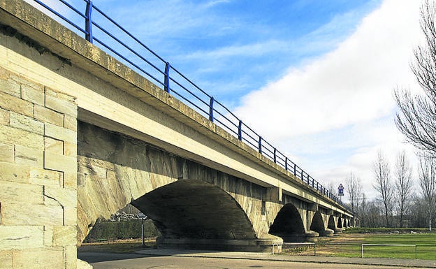 Imagen principal - Arriba, puente sobre el río Órbigo; Cristo de la Vera Cruz y talla de Santa Cristina.