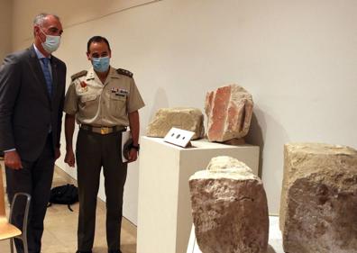 Imagen secundaria 1 - Arriba, operarios descargan piezas halladas en las obras del Alcázar. Abajo, depósito al Museo Provincial; a la derecha, el arqueólogo Ricardo de Cáceres explica pormenores de algunos restos. 