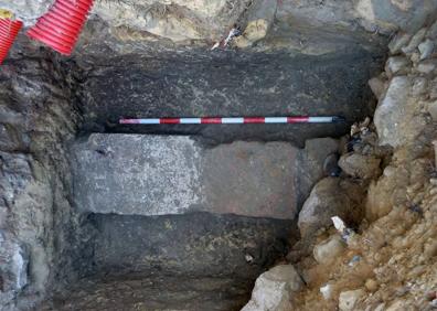 Imagen secundaria 1 - Vista parcial de las torres del Alcázar desde una zanja de verificación (rriba). Abajo, a la izquierda, parte del trazado descubierto del Acueducto; a la derecha, excavación que muestra el desarenador. 