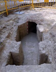 Imagen secundaria 2 - Vista parcial de las torres del Alcázar desde una zanja de verificación (rriba). Abajo, a la izquierda, parte del trazado descubierto del Acueducto; a la derecha, excavación que muestra el desarenador. 