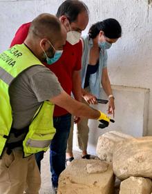Imagen secundaria 2 - Arriba, operarios descargan piezas halladas en las obras del Alcázar. Abajo, depósito al Museo Provincial; a la derecha, el arqueólogo Ricardo de Cáceres explica pormenores de algunos restos. 