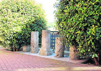 Imagen secundaria 1 - Arriba, detalle de la vista trasera de la antigua Iglesia de San Juan; columnas procedentes de la antigua iglesia de San Juan y nueva iglesia de San Juan y Cruz .