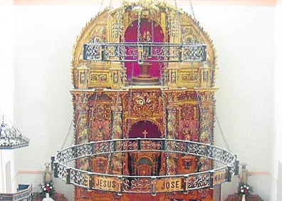 Imagen secundaria 1 - Arriba, imagen aérea de la Iglesia de Boecillo; retablo de la Iglesia y acceso principal al templo parroquial.