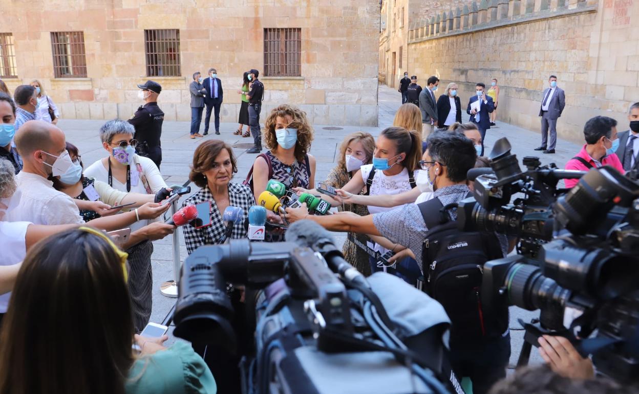 Carmen Calvo atiende a los medios antes de entrar a la Universidad de Salamanca. 