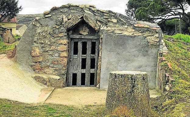 Entrada a una de las bodegas del pueblo.