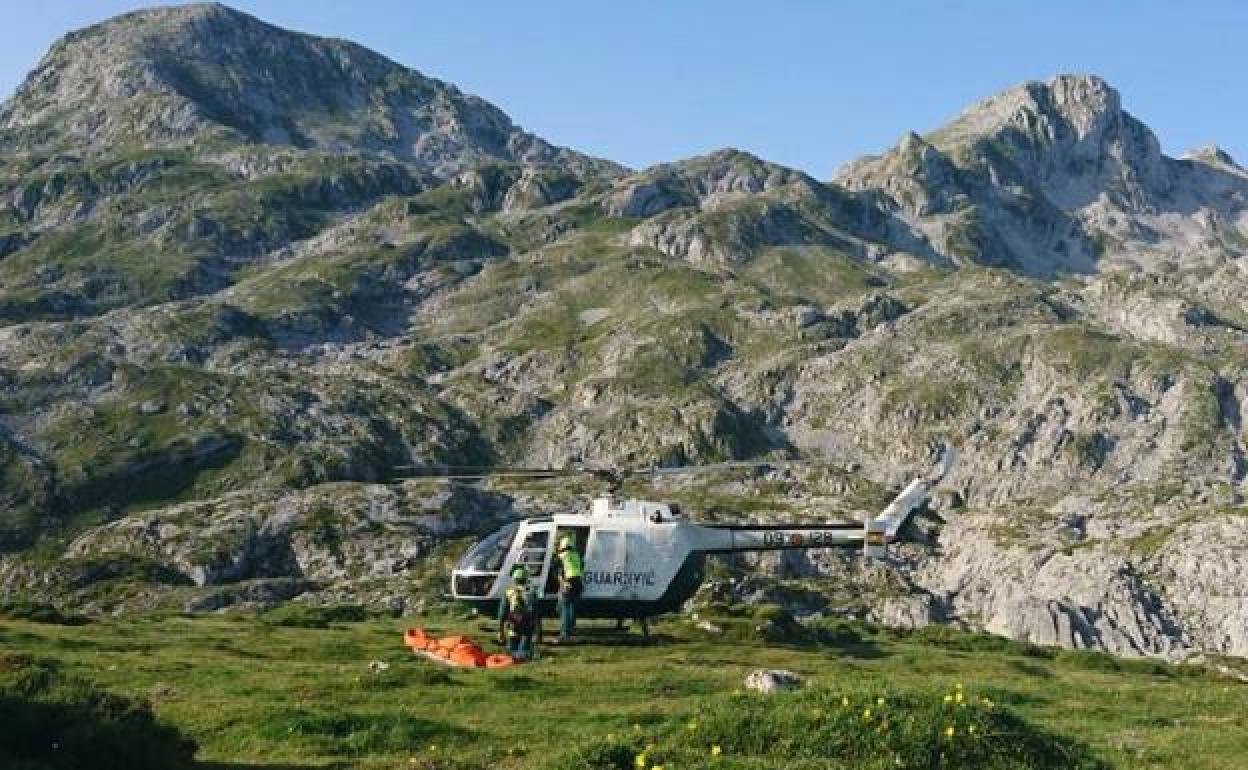 Efectivos del GREIM evacuaron el cuerpo del fallecido este jueves. 