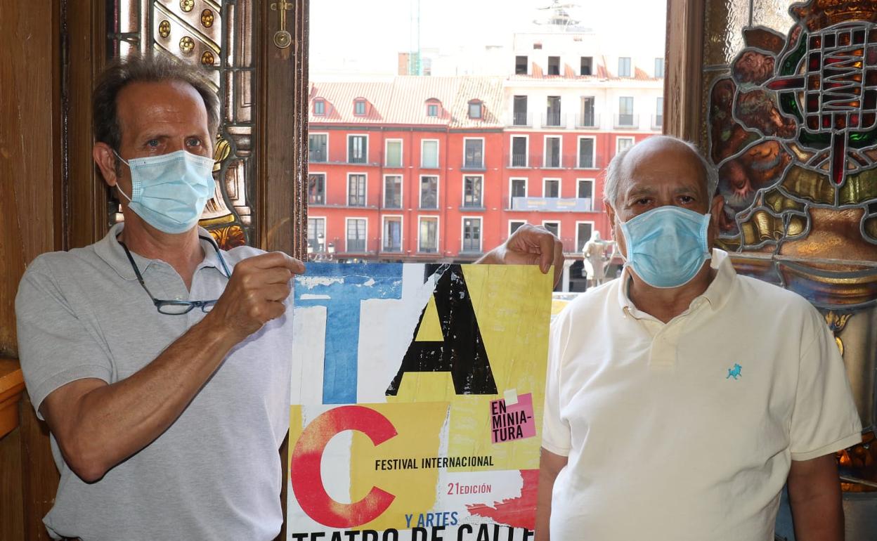 Ramón García, autor del cartel, junto a Javier Martínez, director del TAC. 