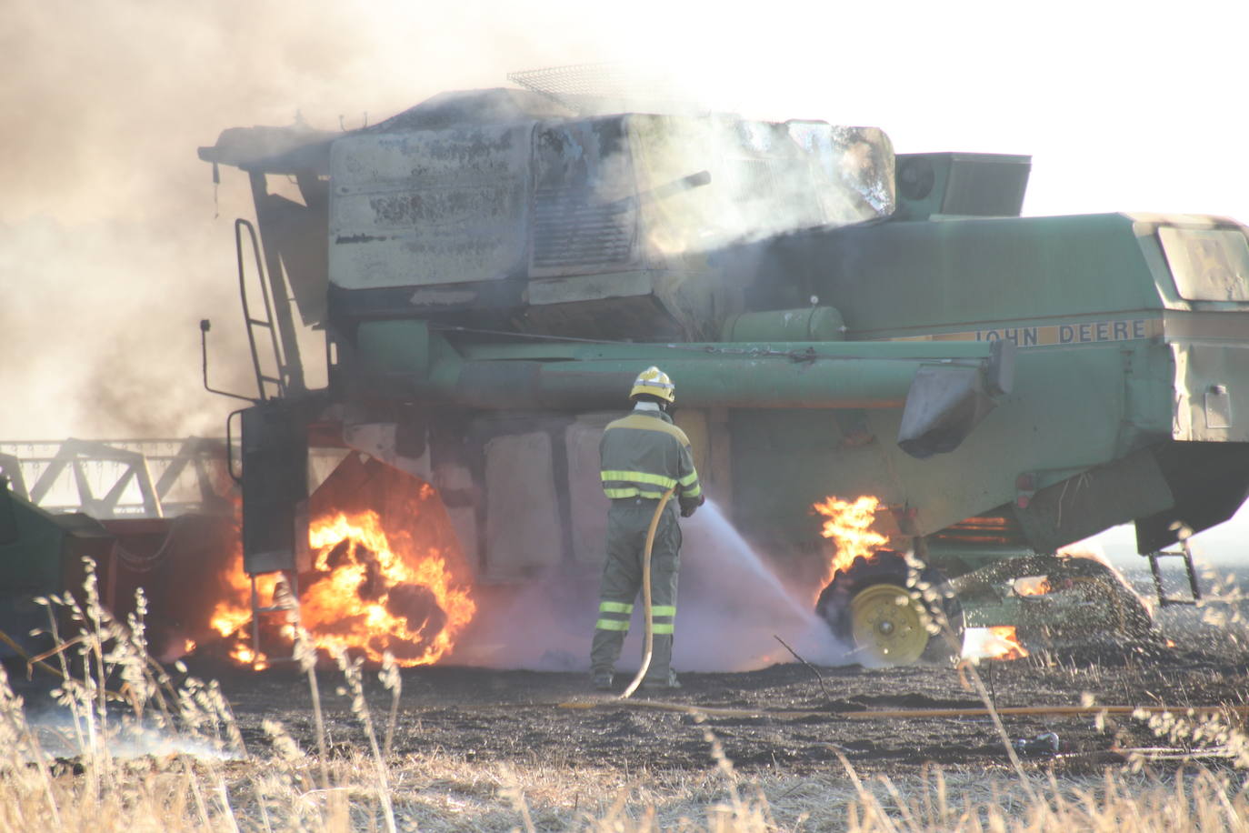 Arde una cosechadora en Cuéllar. 