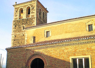 Imagen secundaria 1 - Arriba, Iglesia parroquial de San Juan, levantada en 1933 donde estuvo la ermita de Santa Águeda; Iglesia de Polvorosa de Valdavia y retablo de la iglesia de Renedo de Valdavia 