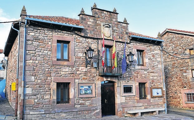 Imagen principal - Arriba, Ayuntamiento de Brañosera que se levanta en una casa de estilo montañés en la cabecera del municipio; bocamina del Pozo Rafael y chozo Tonino, uno de los que se pueden visitar en la zona. 