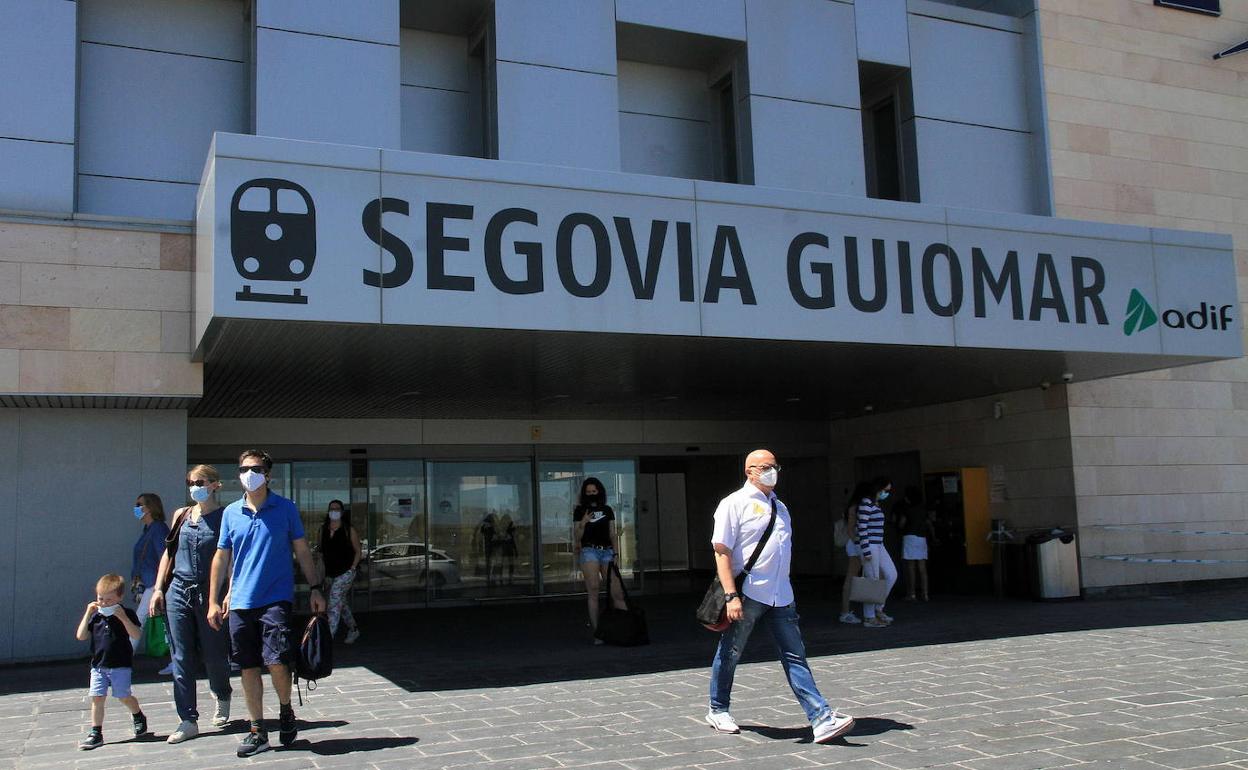 Pasajeros salen de la estación del Ave de Segovia. 