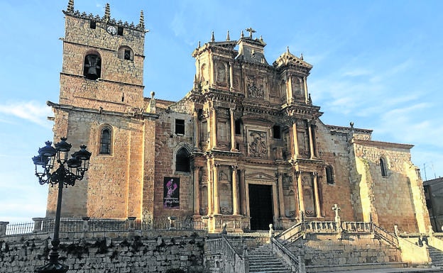 Fachada de la iglesia de Santa María.