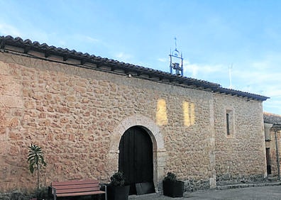 Imagen secundaria 1 - Arriba, edificio de la antigua botica; ermita de San Roque, una de las más pequeñas de Castilla y León y ermita de la Virgen del Río y . 