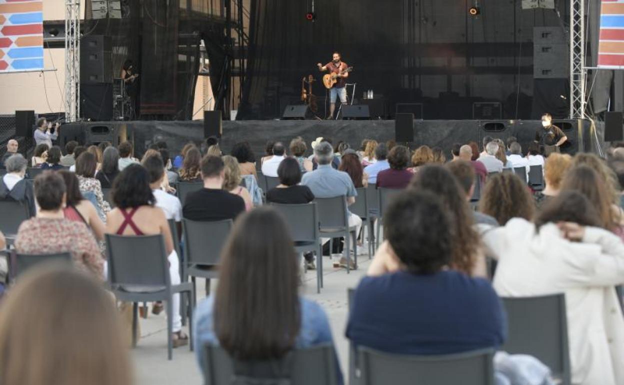 El Kanka, ante el público vallisoletano, en el patio de la Feria de Muestras. 