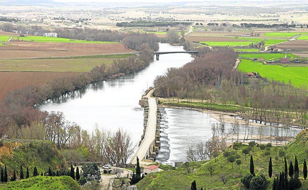 Imagen principal - Arriba, vistas del Duero y del puente de piedra; Una de las portadas de la colegiata y el casco antiguo de Toro, con el Arco del Reloj al fondo.