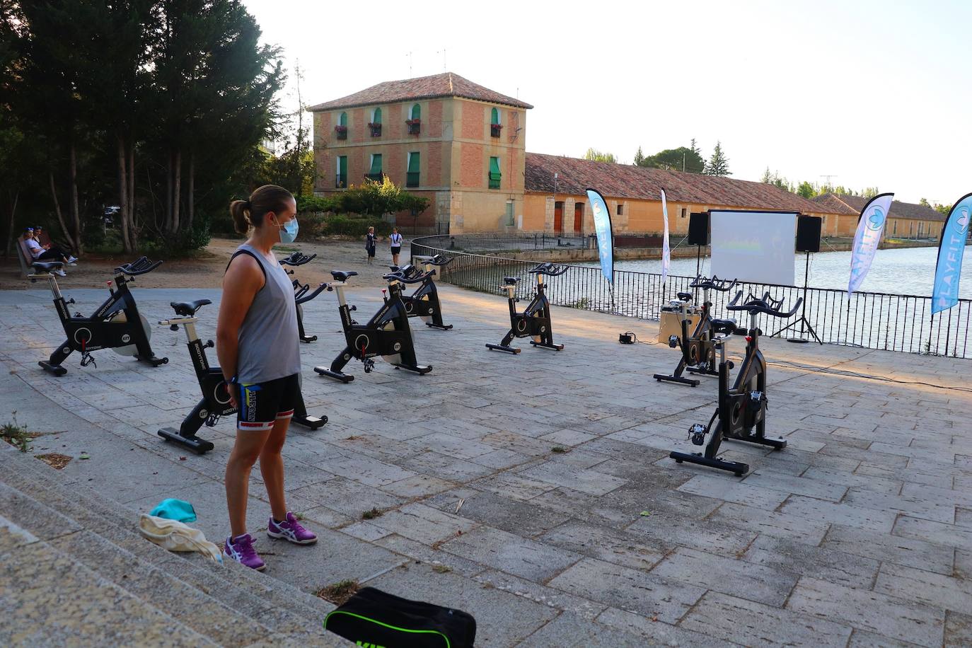 Fotos: Sesión solidaria de spinning junto al Canal de Castilla