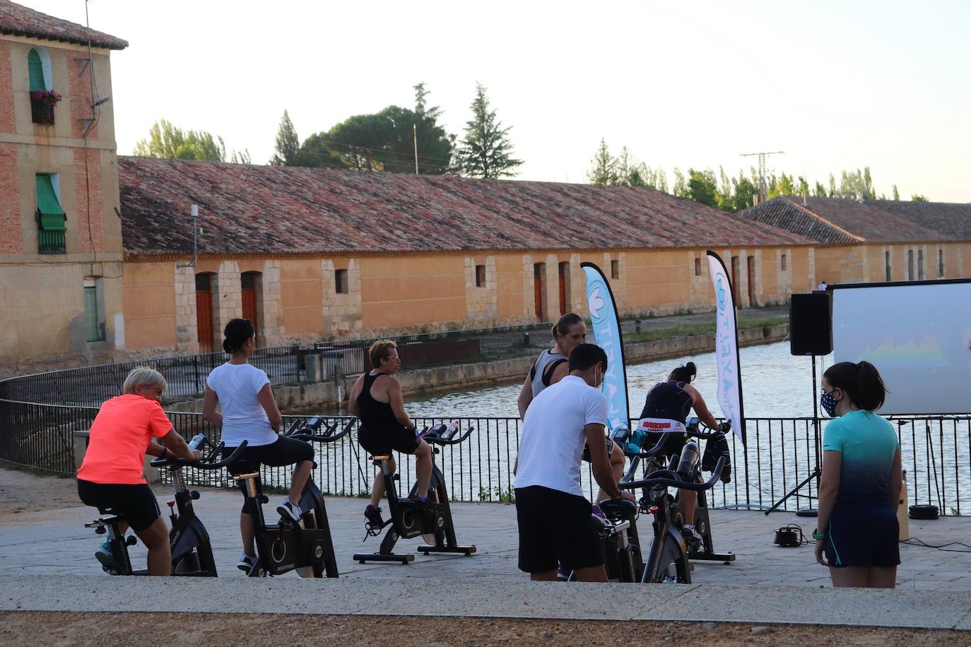 Fotos: Sesión solidaria de spinning junto al Canal de Castilla