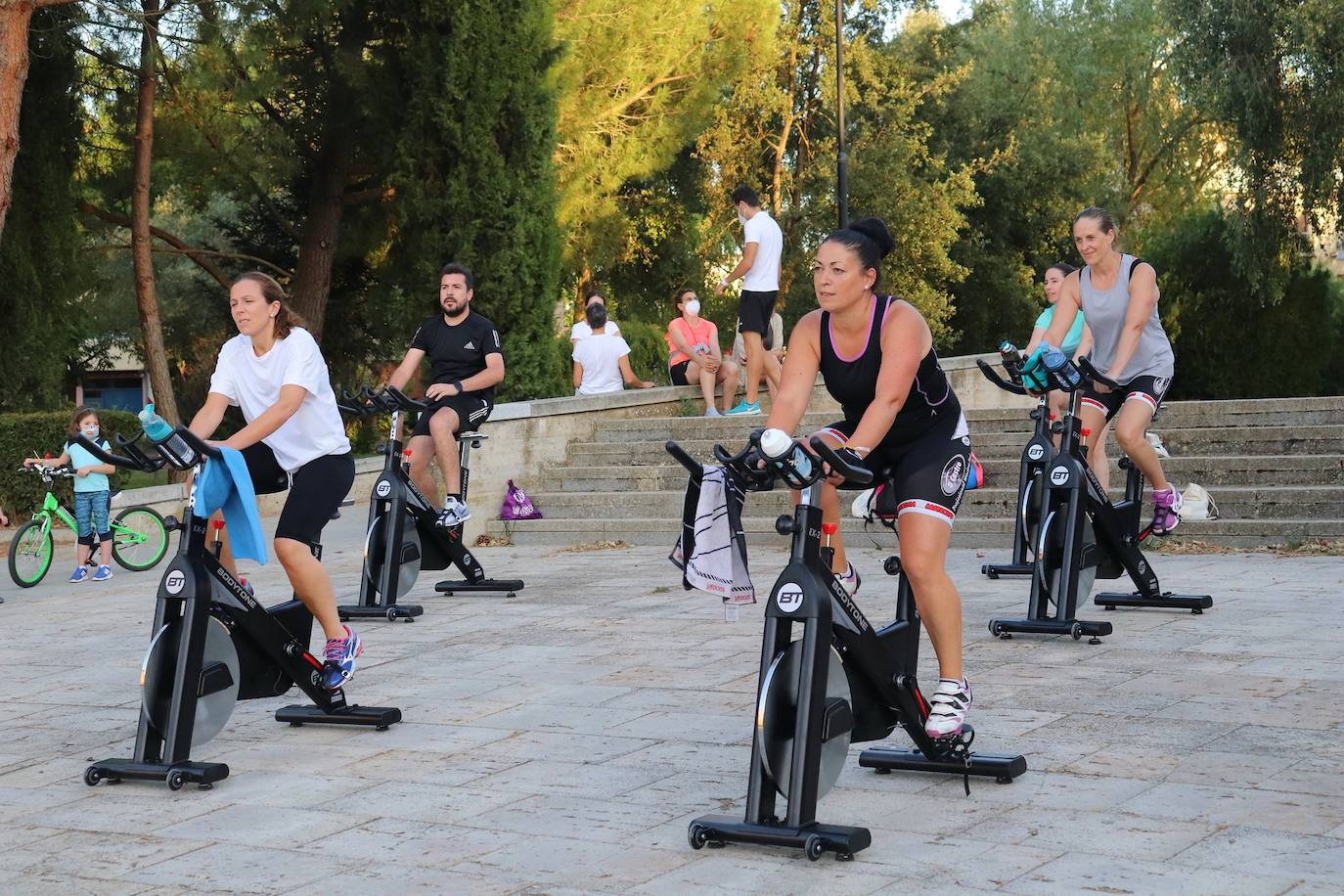 Fotos: Sesión solidaria de spinning junto al Canal de Castilla