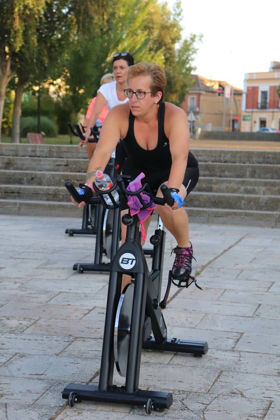 Fotos: Sesión solidaria de spinning junto al Canal de Castilla