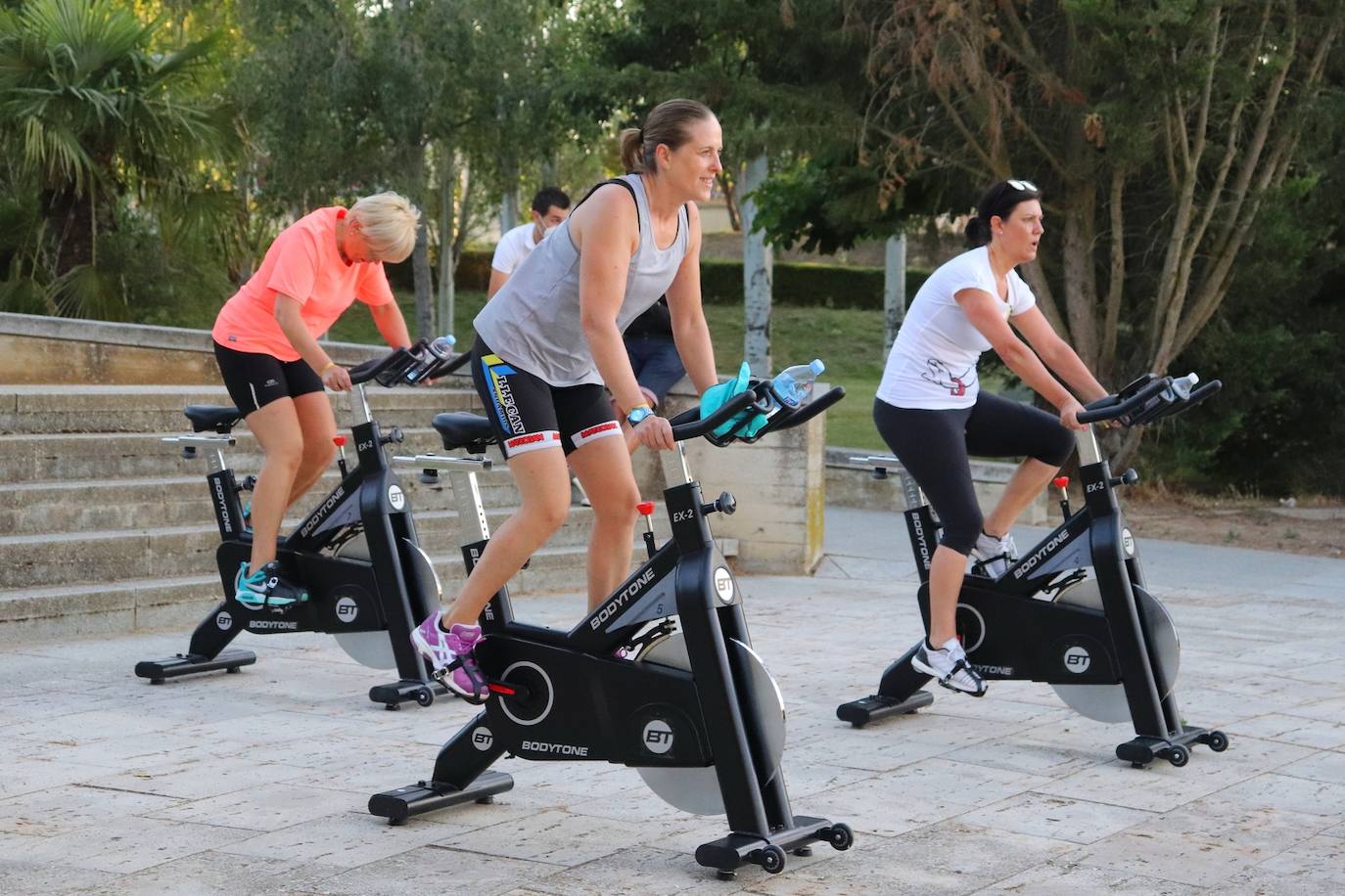 Fotos: Sesión solidaria de spinning junto al Canal de Castilla