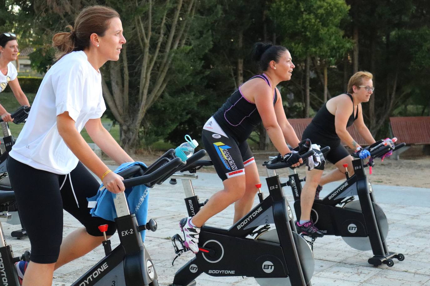 Fotos: Sesión solidaria de spinning junto al Canal de Castilla