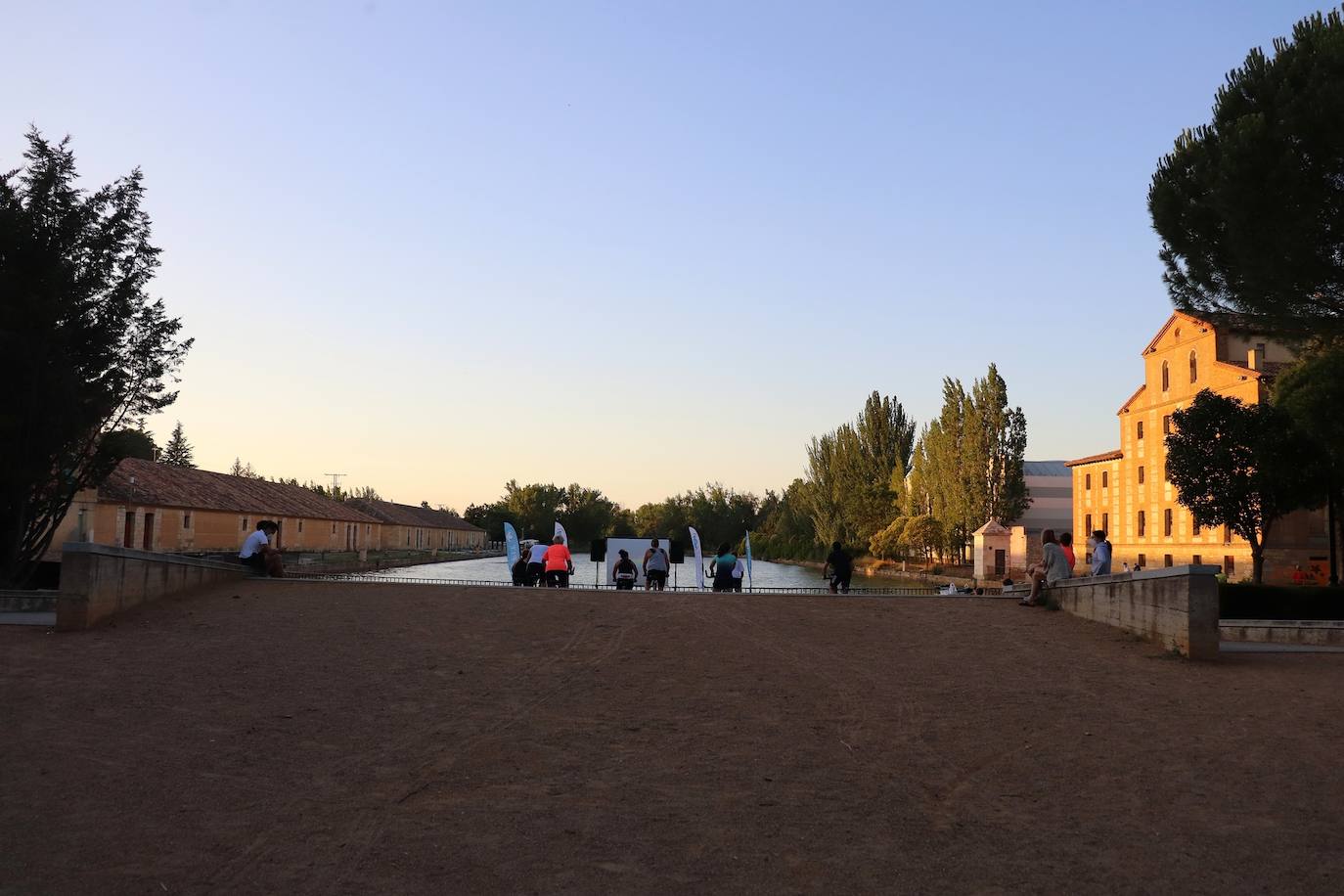 Fotos: Sesión solidaria de spinning junto al Canal de Castilla