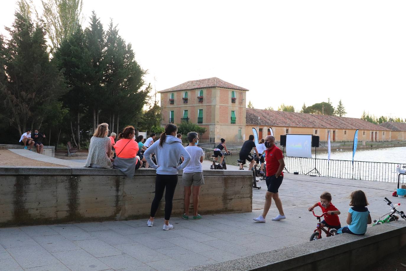 Fotos: Sesión solidaria de spinning junto al Canal de Castilla