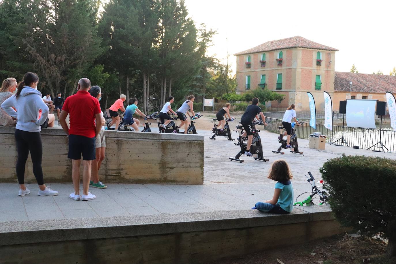 Fotos: Sesión solidaria de spinning junto al Canal de Castilla
