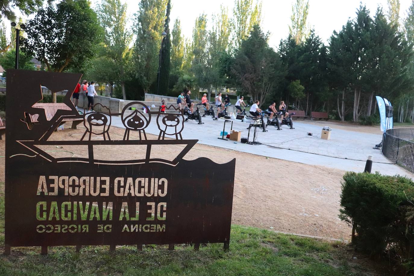 Fotos: Sesión solidaria de spinning junto al Canal de Castilla