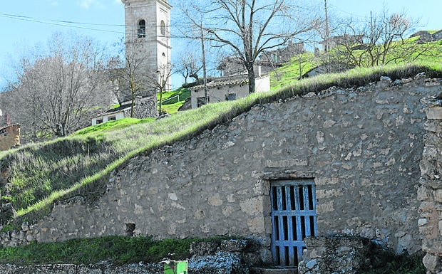 Imagen principal - Arriba, bodegas del municipio; talla de San Miguel dentro de la iglesia del mismo nombre e iglesia de San Miguel.