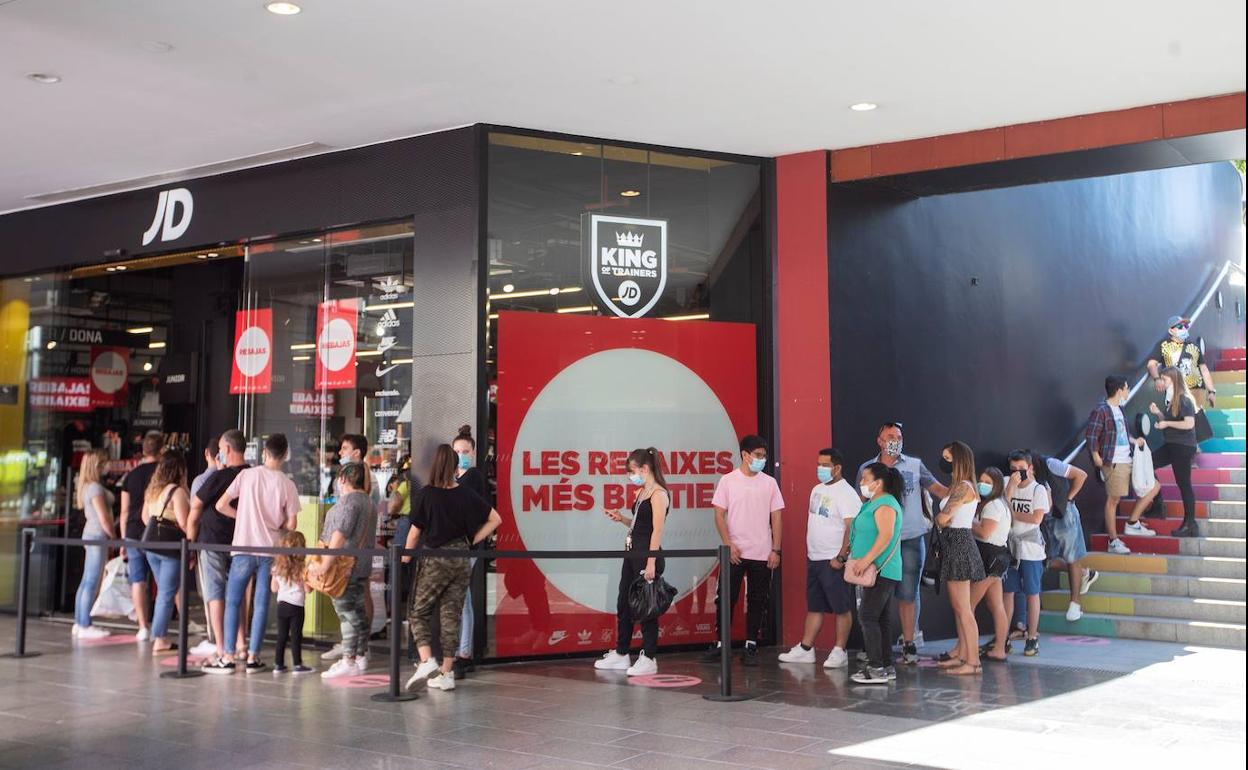 Colas en un centro comercial de Barcelona el pasado mes de junio.