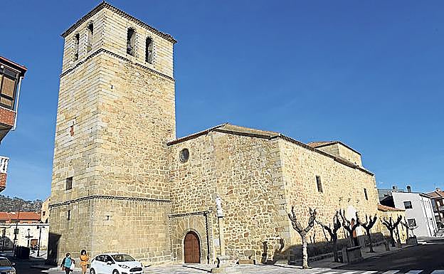 Imagen principal - Arriba, iglesia de Nuestra Señora de la Asunción; Puerta de la ermita de la Virgen de la Piedad y escultura del verraco que se erige delante de la casa consistorial