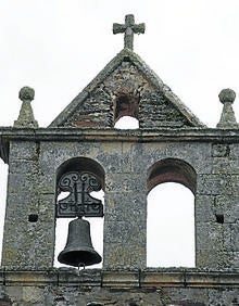 Imagen secundaria 2 - Arriba, vista general de la ermita de la Soledad; detalle de una columna de piedra y espadaña de la ermita de la Soledad . .