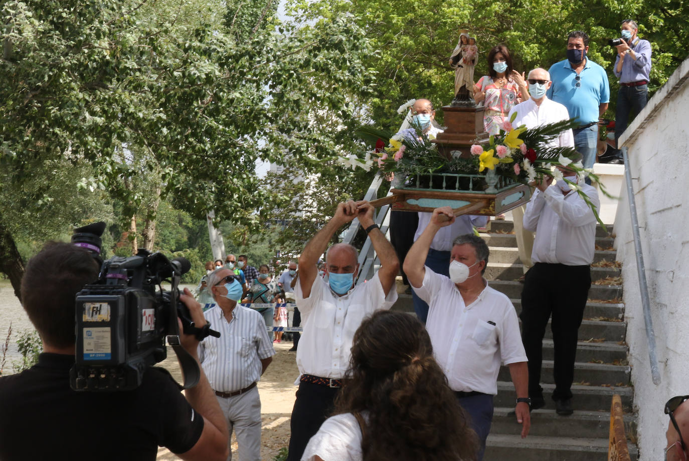 Fotos: Procesión fluvial de la Virgen del Carmen en Valladolid en recuerdo a la víctimas del coronavirus