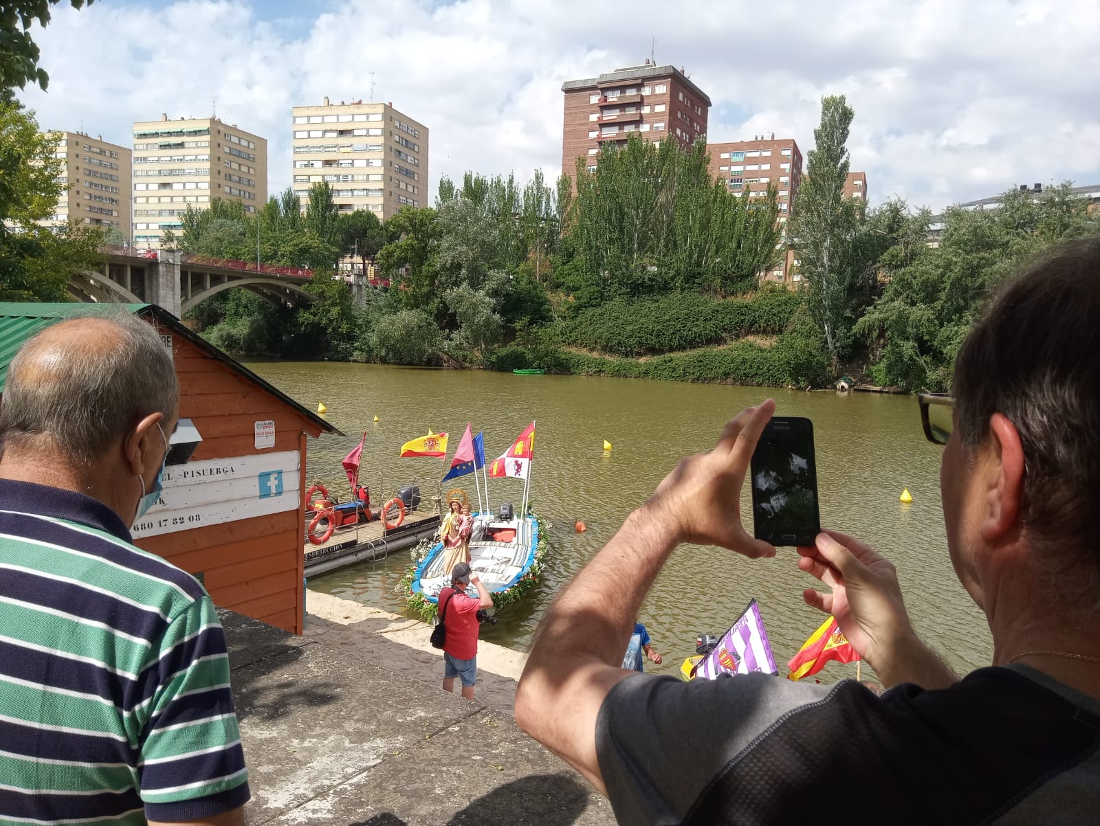 Fotos: Procesión fluvial de la Virgen del Carmen en Valladolid en recuerdo a la víctimas del coronavirus